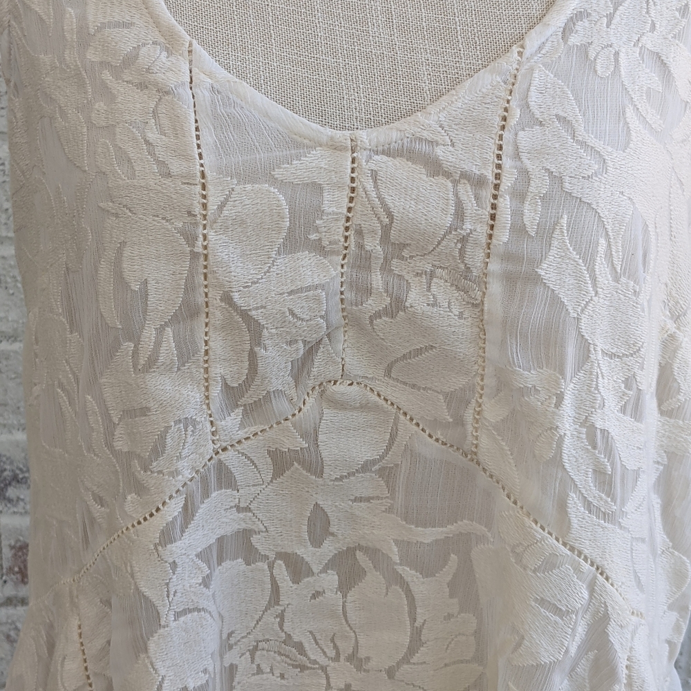 ANTHROPOLOGIE LACE FLORAL HANDKERCHIEF HEM TOP - Picture 2 of 10